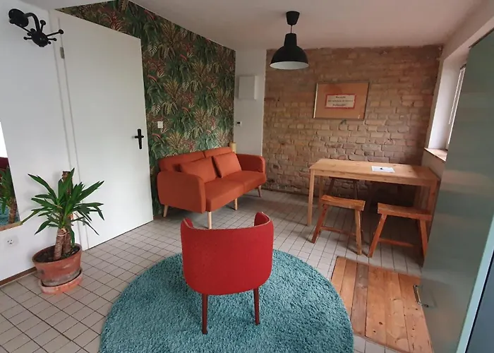 Squat Deluxe Berlin, The Hostel